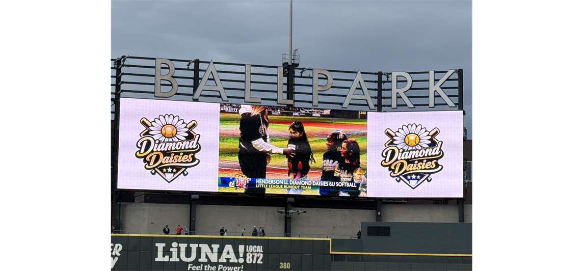6u Diamond Daisies team bonding with the Aviators!